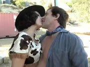 歐美蜜桃臀熟女農民野外無套性愛